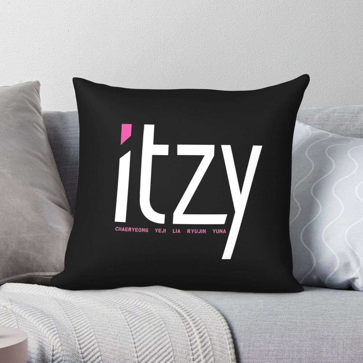 Home Decor Dallas - Декоративная наволочка Itzy Band Dalla Dalla,